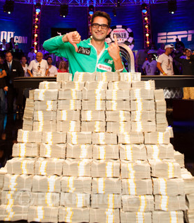 Antonio Esfandiari com o prêmio do Big One for One Drop