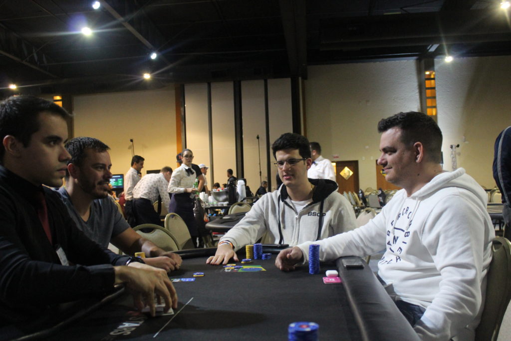 Paulo Gini, Felipe Morais e Caio Hey na mesa final do 1-Day High Roller do BSOP Floripa