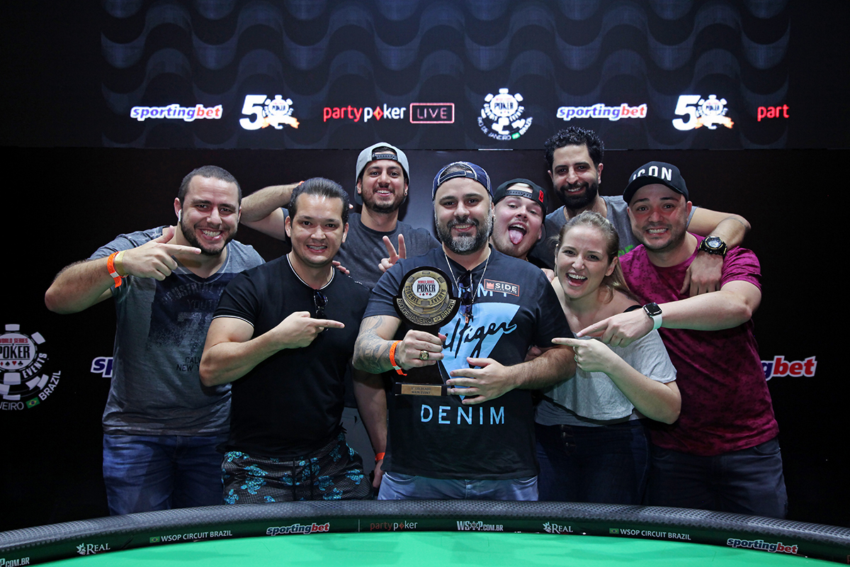 Kadu Campion e torcida - Campeão Main Event WSOP Brazil