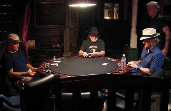 Woody Harrelson, Willie Nelson e Owen Wilson em mesa de poker