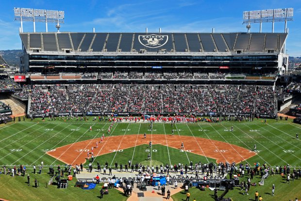 Em Oakland, o gramado do futebol americano tinha trechos com terra, pois era usado também para o beisebol (Foto: Jose Carlos Fajardo/Bay Area News Group)