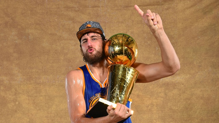 Andrew Bogut e a taça de campeão da NBA