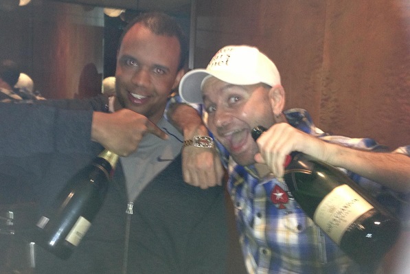 Phil Ivey e Daniel Negreanu comemorando bracelete em 2013