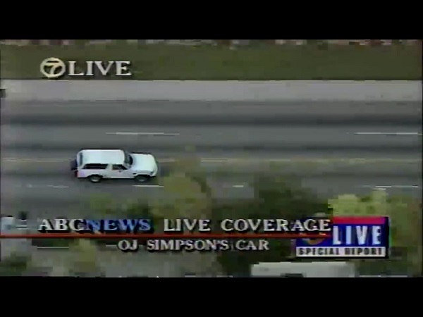 Imagem da emissora americana ABC com o carro onde estava OJ Simpson, logo à frente de dezenas de viaturas, em 17 de junho de 1994 (Foto: Reprodução)