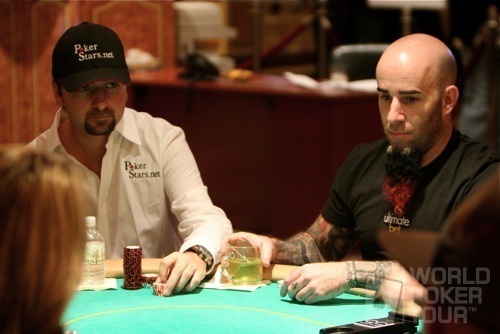 Scott Ian (dir.) ao lado de Daniel Negreanu (Foto: WPT)