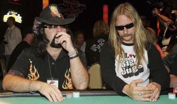 Jerry Cantrell (dir.) e Vinnie Paul, do Pantera, jogando poker