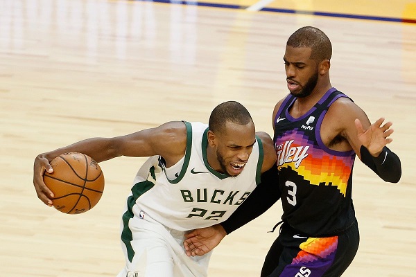 Khris Middleton e Chris Paul prometem muitos pontos nesta final (Foto: Christian Petersen/Getty Images)