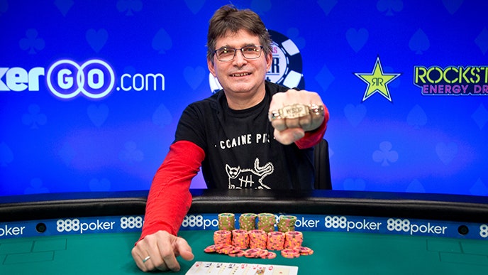 Steve Albini com seu bracelete da WSOP