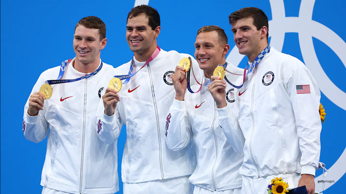 Michael Andrew e Caeleb Dressel, no centro da foto, fizeram parte do revezamento que quebrou o recorde mundial no 4x100m medley