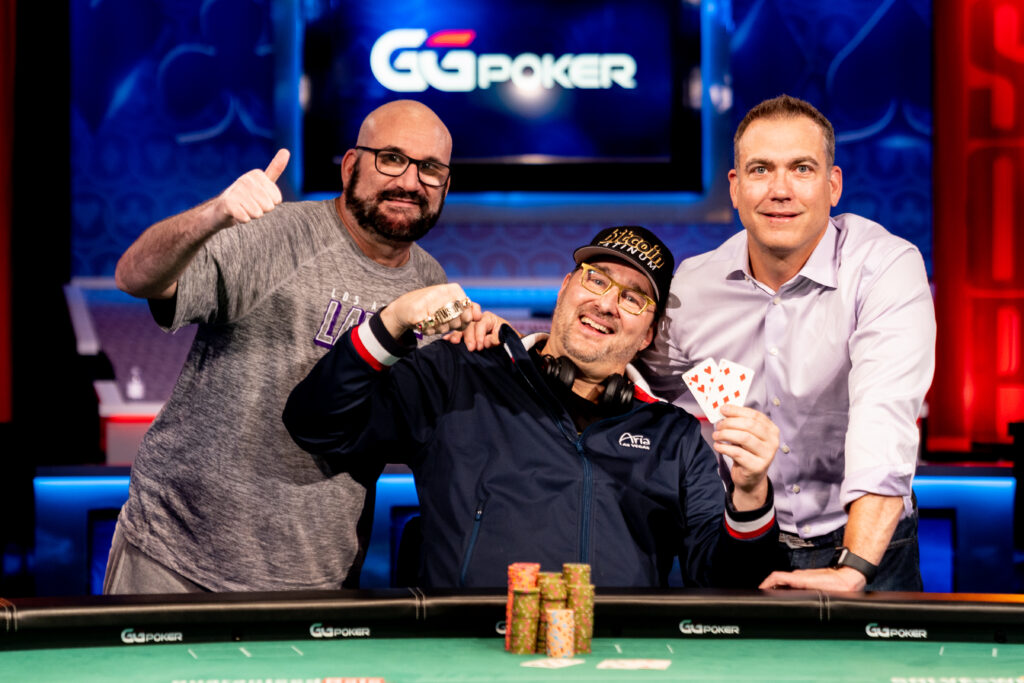 (Foto: PokerNews - Phil Hellmuth conquistou o título pela 16ª vez na WSOP)