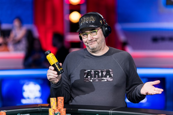 (Foto: PokerNews - Phil Hellmuth conquistou o título pela 16ª vez na WSOP)