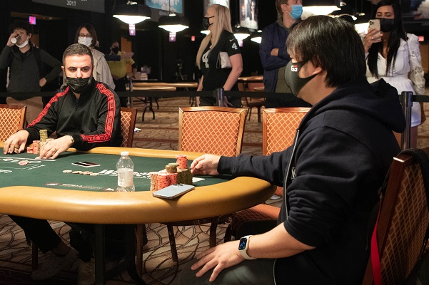 Rafael Mota e Motoyoshi Okamura travando a batalha no heads-up (Foto: PokerNews)