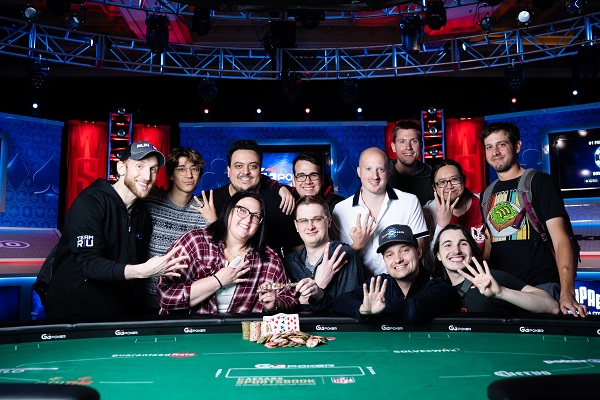 (foto: PokerNews) Kevin Gerhart comemorando o quarto bracelete da WSOP