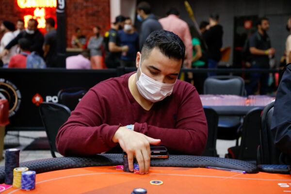 Pablo Menezes na ação durante o PL Omaha do BSOP Millions