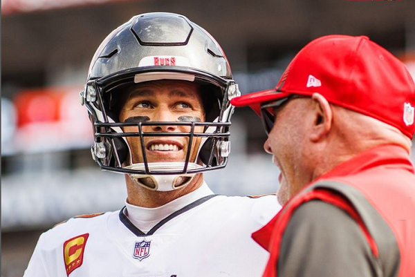 O Tampa Bay Buccaneers, do lendário quarterback Tom Brady (foto), foi um dos que entrou em campo nesse fim de semana (Foto: Reprodução/Instagram @buccaneers)