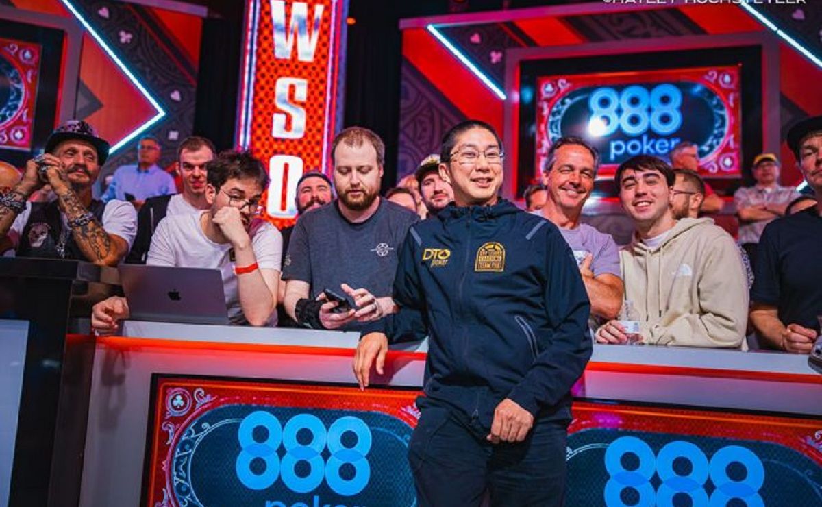 Jonathan Tamayo ao lado de Dominik Nitsche e Joe McKeehen (Foto: PokerNews)