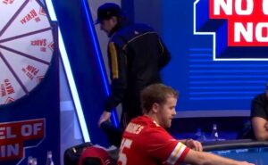 Phil Hellmuth deixou o jogo após jogar o microfone na mesa
