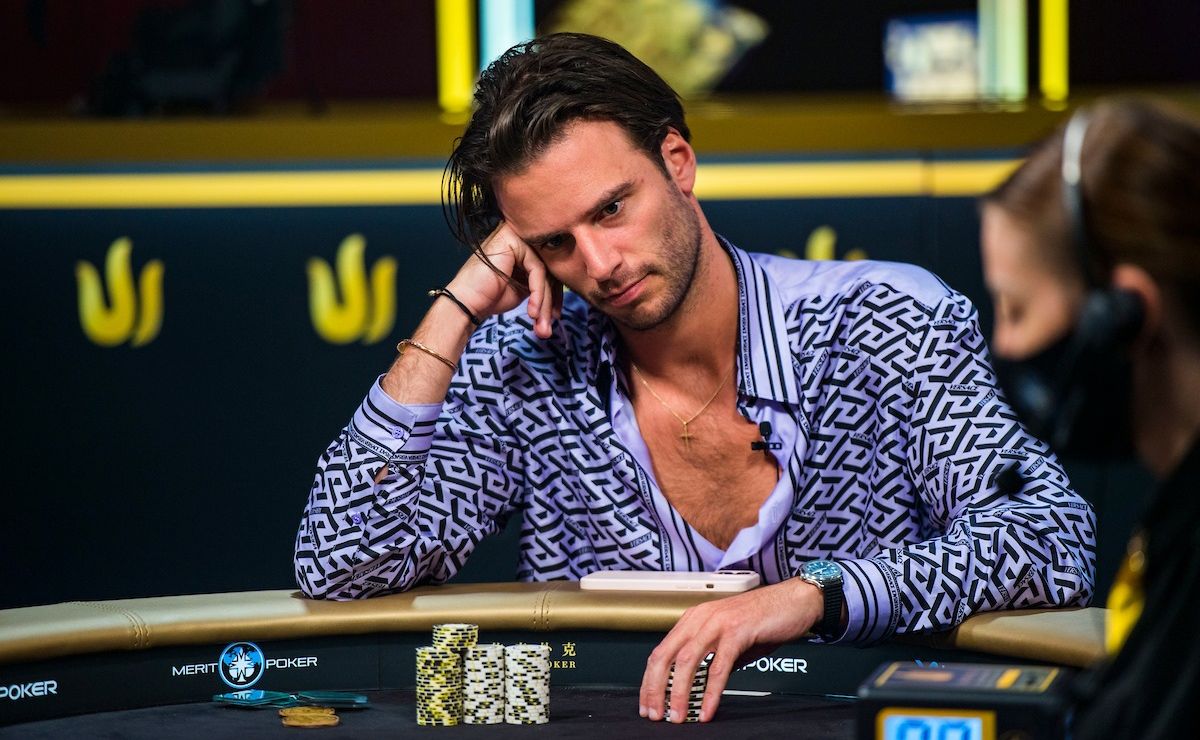 A mão vencida por Tom Vogelsang distribuiu uma bolada (Foto: Triton Poker)