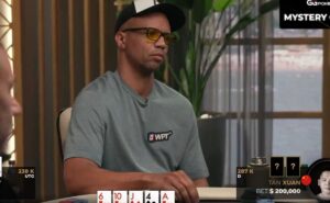 Phil Ivey teve uma longa pensativa no river (Foto: Reprodução/X @TritonPoker)