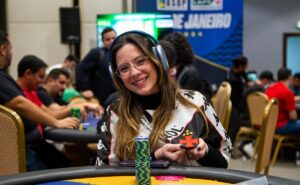 Juliana Vidal vestindo a camisa do Vasco no Main Event
