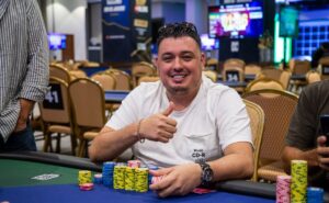 Felipe Restrepo assumiu a ponta do chip count geral