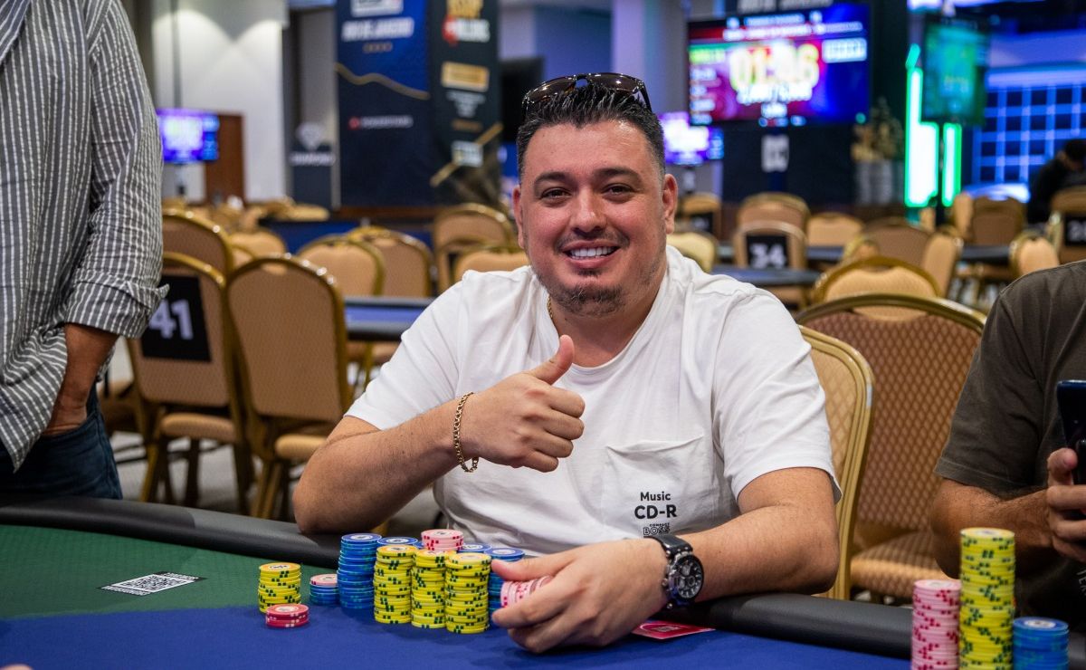 Felipe Restrepo assumiu a ponta do chip count geral
