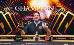 Alex Foxen faturou o quinto prêmio milionário da carreira (Foto: Joe Giron/Triton Poker_