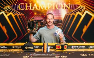 Patrik Antonius adicionou mais um troféu para a coleção (Foto: Joe Giron/Triton Poker)