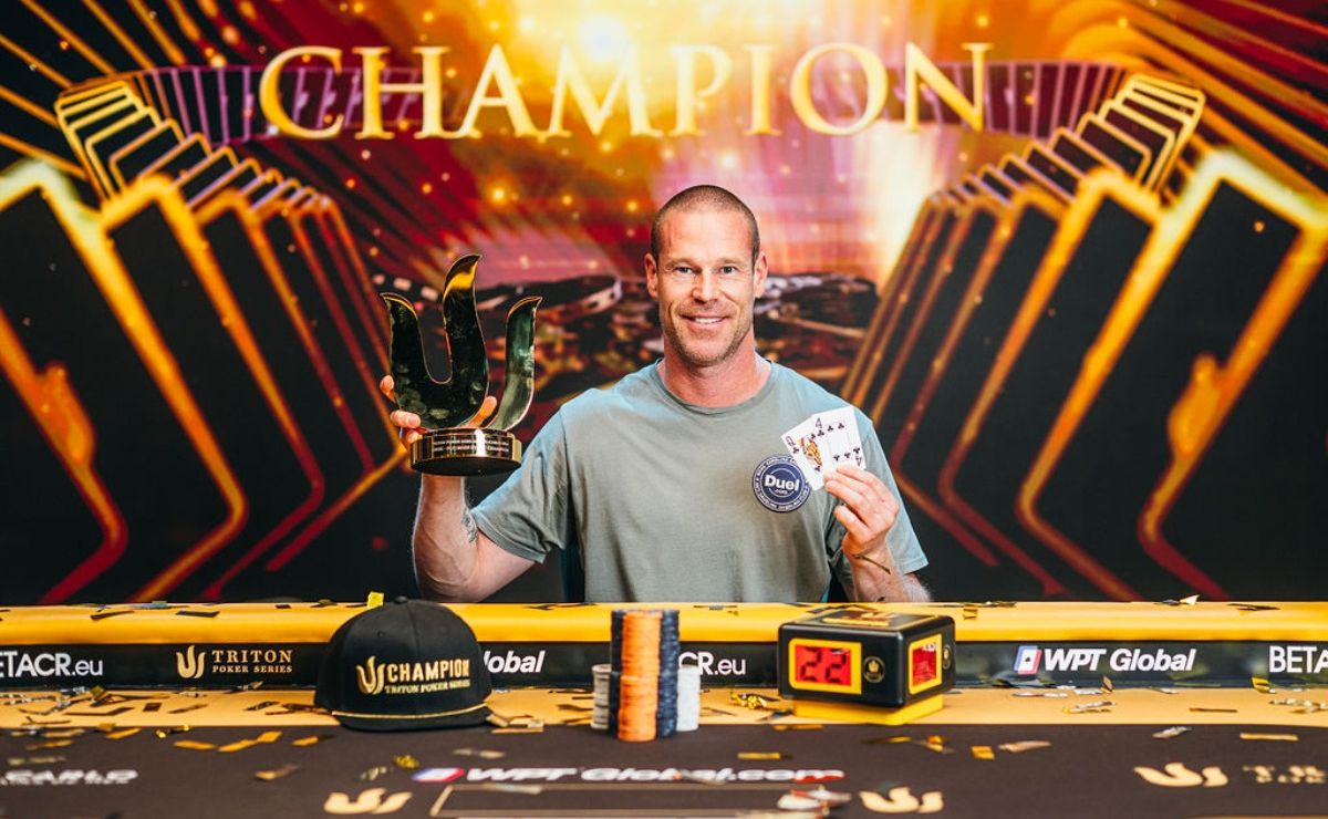 Patrik Antonius adicionou mais um troféu para a coleção (Foto: Joe Giron/Triton Poker)