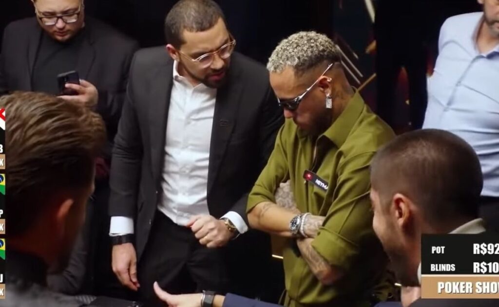 Rafael Moraes e Neymar participaram da mão de destaque (Foto: Reprodução/YouTube BSOP)
