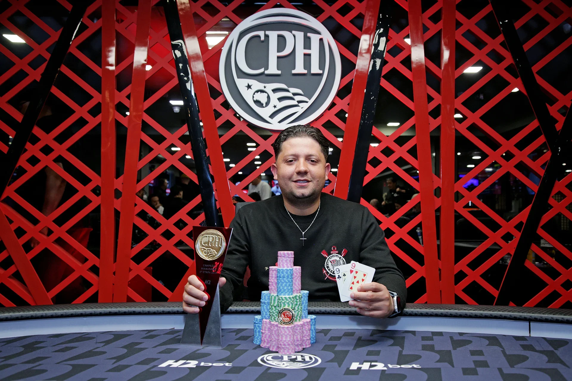 Jonathan Ferraz confirma favoritismo e conquista o Main Event do CPH