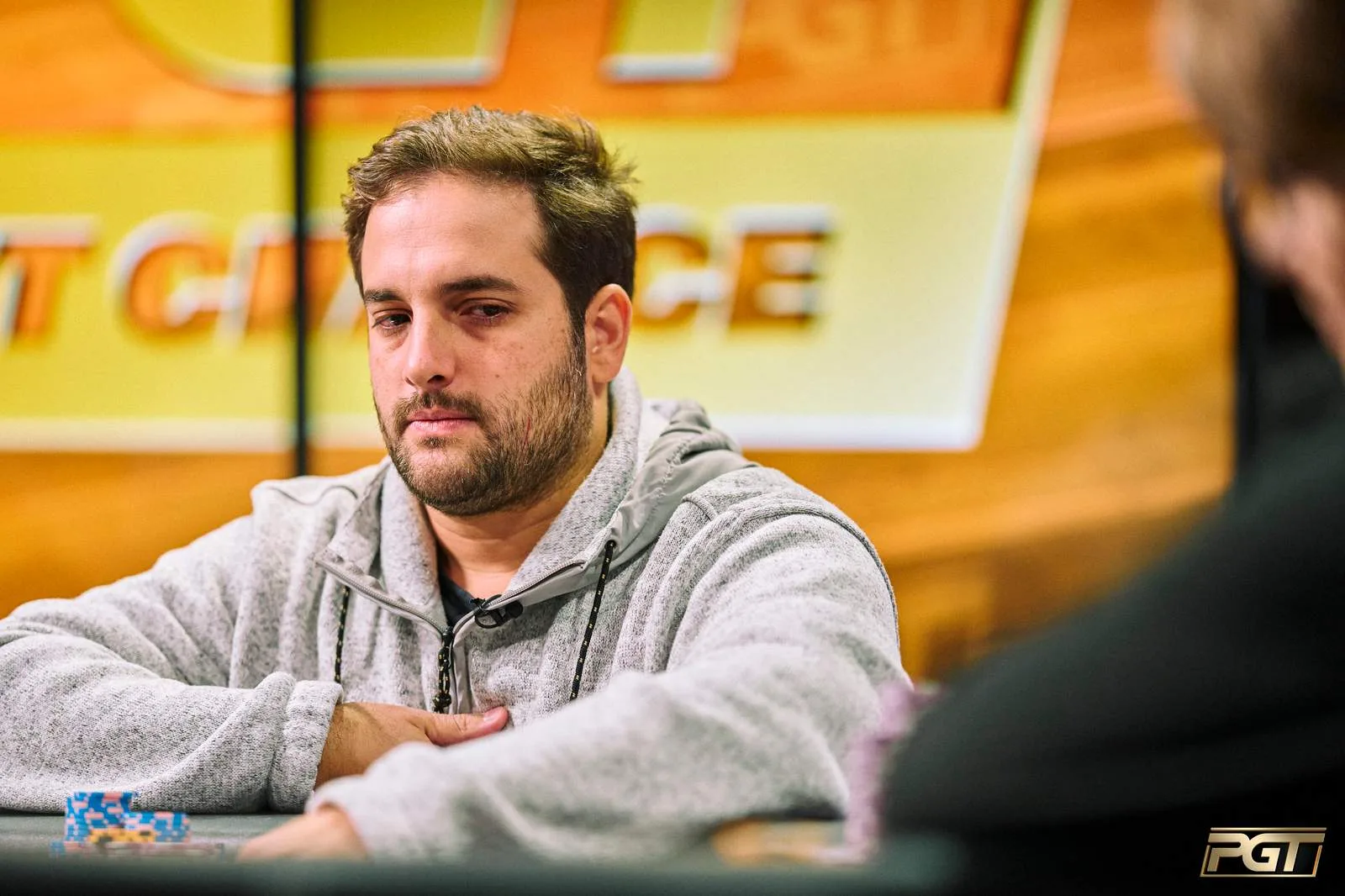 João Simão sofre com o baralho e cai no Dia 2 do Super High Roller Bowl de NLH