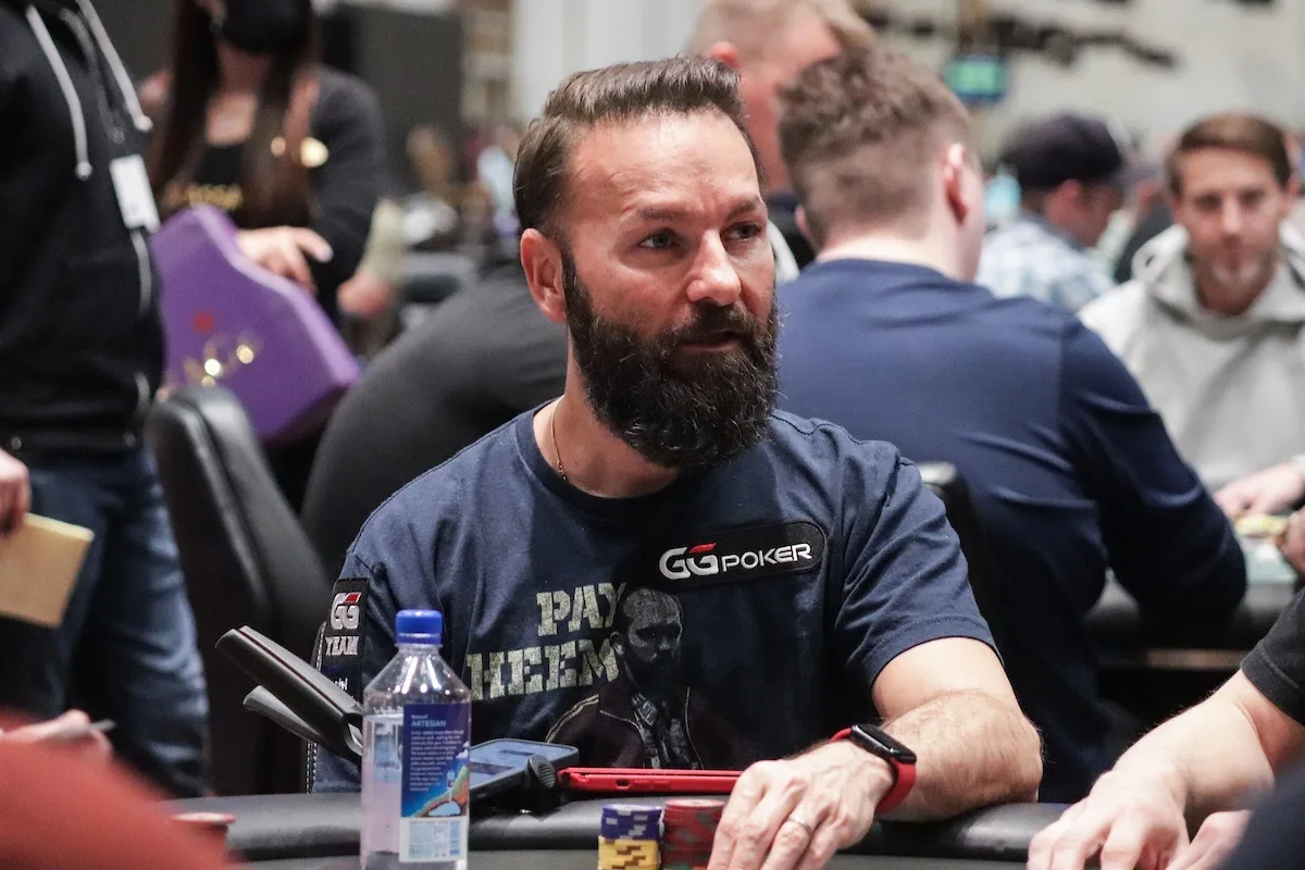 Bad beat tira Negreanu de briga por bracelete já no 4-handed; confira