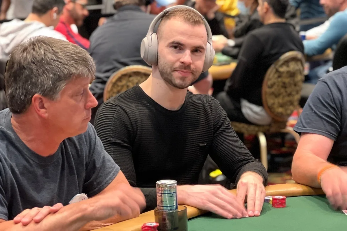 Renan Bruschi lidera brasileiros em agitada quarta-feira de WCOOP