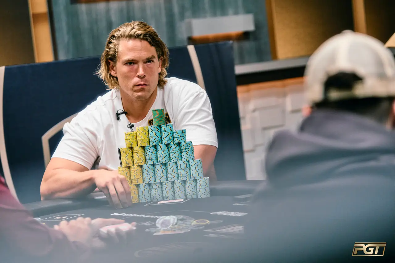 Alex Foxen lidera mesa final do Super High Roller Bowl XI; campeão levará US$ 1,1 milhão