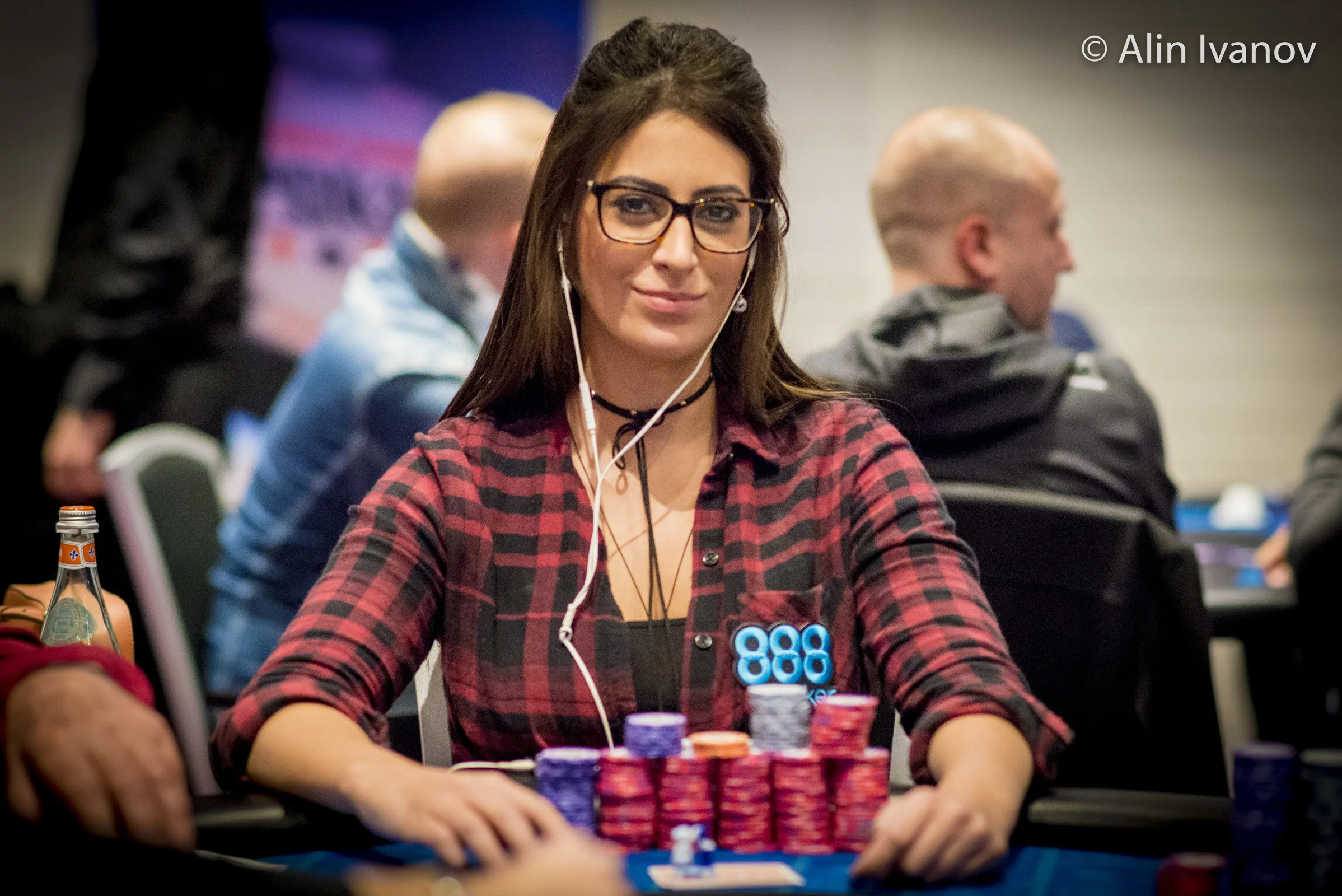 Vivian Saliba revela erros comuns na escolha de mãos iniciais no Pot-Limit Omaha