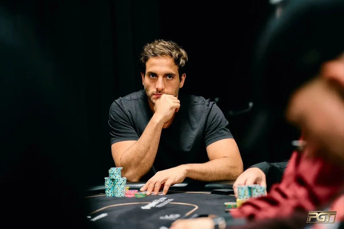 João Simão avança no Dia 1 do Super High Roller Bowl XI