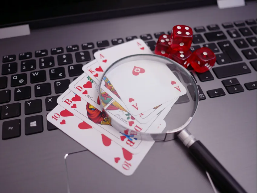 Site de poker bane 724 contas por uso de bots após denúncia de jogador